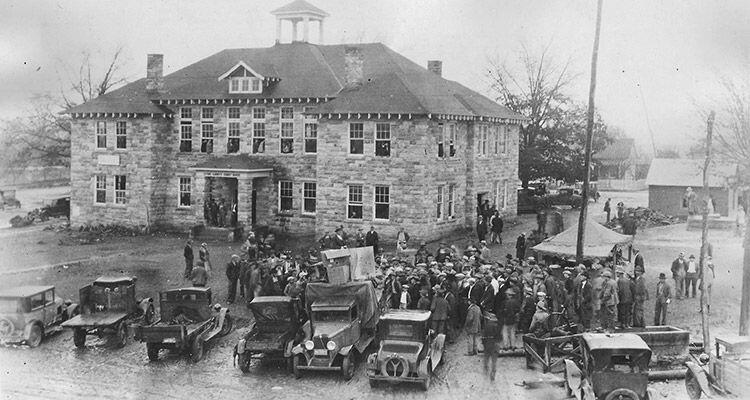 Photo of Mountain View Court Square in 1900